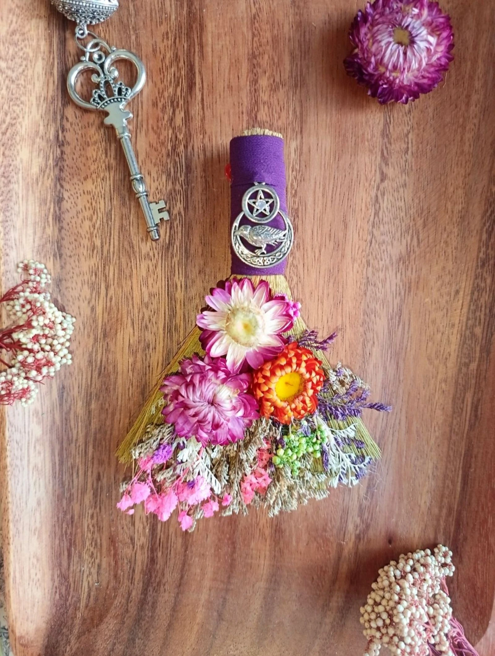 Adorno Escoba de Bruja flores preservadas 